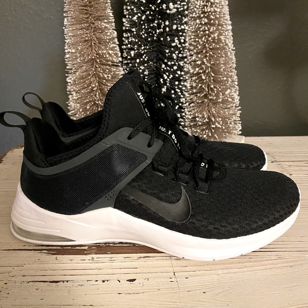 NEW!! NIKE WOMANS AIR MAX BELLA TR2